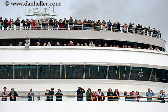 crowds-on-deck-10.jpg