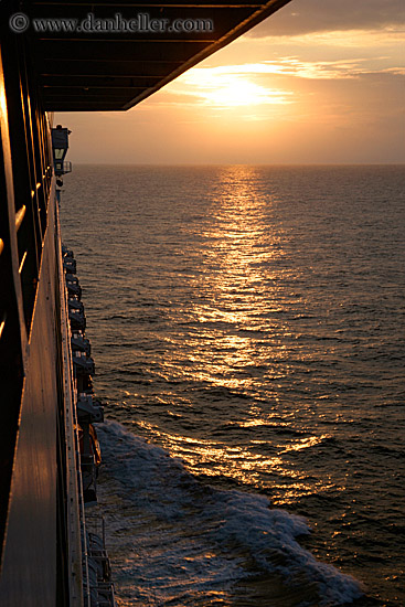 cruise_ship-sunset.jpg