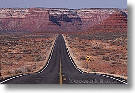 images/UnitedStates/Arizona/MonumentValley/monument-valley-road-0001.jpg