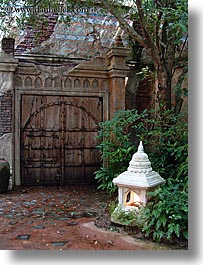 images/UnitedStates/Florida/Orlando/Disney/AnimalKingdom/lamp-n-door.jpg