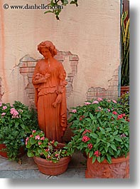 images/UnitedStates/Florida/Orlando/Disney/statue-plants.jpg