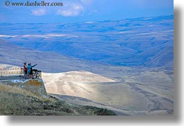 images/UnitedStates/Idaho/Landscapes/bikers-overlooking-landscape-1.jpg