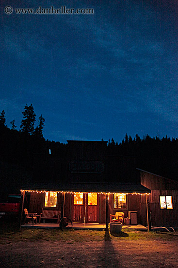 saloon-at-night-3.jpg