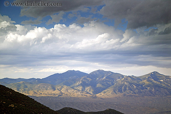 mountains-clouds-n-desert-03.jpg