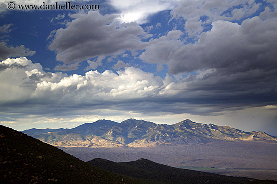 mountains-clouds-n-desert-04.jpg