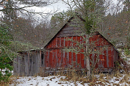 red-barn-in-snow.jpg