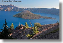 images/UnitedStates/Oregon/CraterLake/Geology/WizardIsland/wizard-island-n-trees-8.jpg