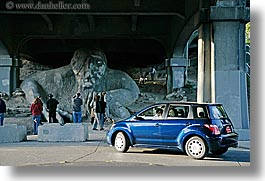 images/UnitedStates/Washington/Seattle/Fremont/troll-n-tourists-n-car.jpg