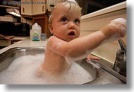 images/personal/Jack/IndyJune2005/SinkBath/baby-sink-bath-02.jpg