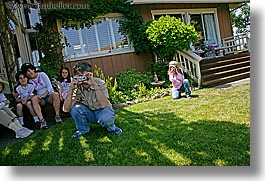 images/personal/MothersDay2007/people-taking-pictures.jpg